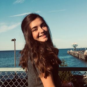 Meet your Posher, Chloe